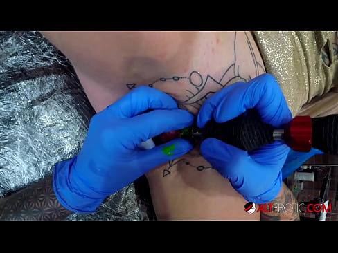 ❤️ Extremt tatuerade snyggingen Sully Savage fick en tatuering på sin klitoris ️❌ Pornvideo at porn sv.redpornpictures.ru ❤